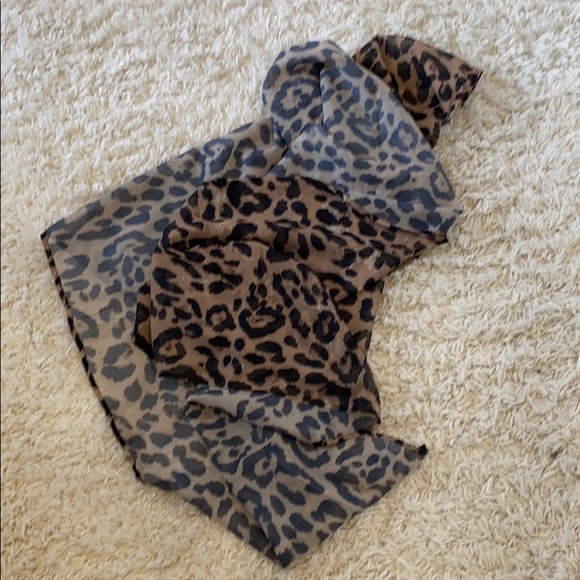 🌟LAST ONE🌟 Leopard Wrap - Picture 5 of 7
